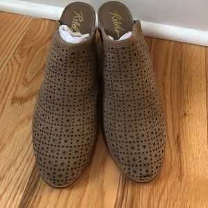 REBELS size 8.5 NEW taupe clogs/Booties